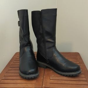 Winter boots with flip grips